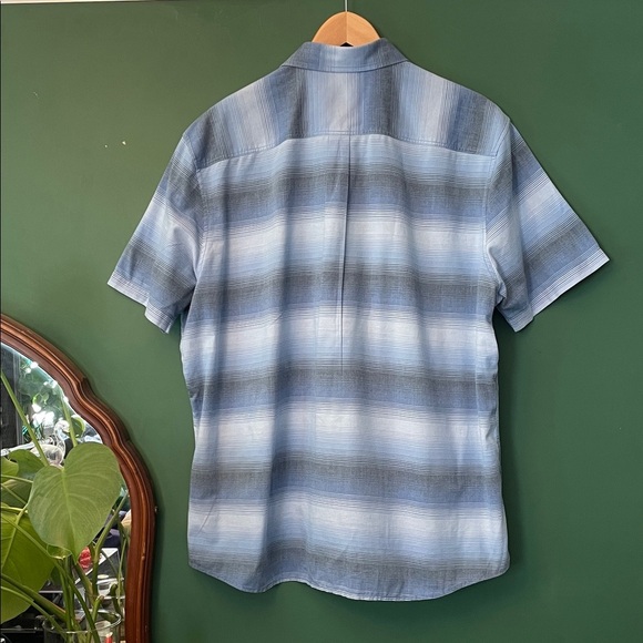 johnnie-O Hangin’ Out Blue Gradient Mens L Button-Down Shirt Coastal Beach Vibes - Picture 9 of 9